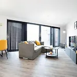 Deluxe Stay - Skyline Vistas & Top Amenities